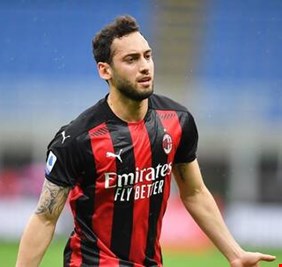 رسميا.. إنتر ميلان يخطف التركي تشالهانوغلو من جاره اللدود ميلان مجانا