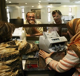 على الرغم من تكرار الاعلان عن اطلاق القروض المليارية.. مواطنون يتهمون المصارف الحكومية بعرقلة وصولها