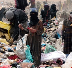 صدق أو لا تصدق.. عراقيون يأكلون من (المزابل) في بلد يبيع النفط بـ 100 مليار دولار سنوياً