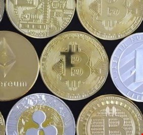 ملف تفاعلي.. هوس بيتكوين.. صراع 5 عملات مشفرة يحبس الأنفاس