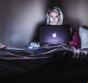 مميزات وعيوب.. كيف يؤثر إدمان مشاهدة المسلسلات على حياتنا؟