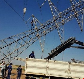 بعد ساعات من استهدافه ب 5 عبوات ناسفة،كوادر صيانة الشبكات (الأبطال) يعيدون إصلاح خط كهرباء يربط بين بغداد وديالى