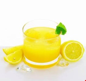 طبيب يكشف عمّن عليهم الامتناع عن شرب الماء بالليمون على الريق