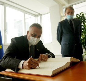 الكاظمي من أوربا : نحن نخوض حرباً عالمية ضد داعش والانتخابات مصيرية لنا جداً