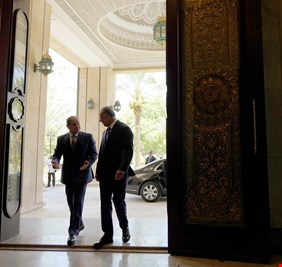 بالفيديو .. هل رأيتم ما فعل الكاظمي في إستقبال الرئيس السيسي بالقصر الحكومي ؟!