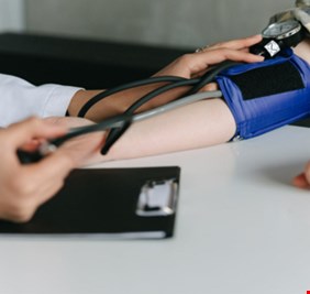 مشروب يومي شائع يمكن أن يرفع ضغط الدم!