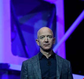 جيف بيزوس يتنحى عن إدارة 