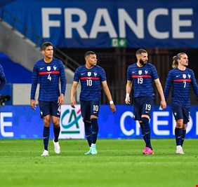 إثنان من أبرز لاعبي فرنسا تعاركا في الملعب قبل نهاية المباراة ب 20 دقيقة، فخسروا مباراتهم مع سويسرا !