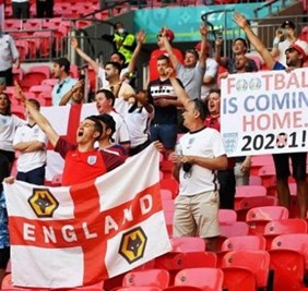 بحضور كامل العدد.. الجماهير تعود إلى الملاعب الإنجليزية