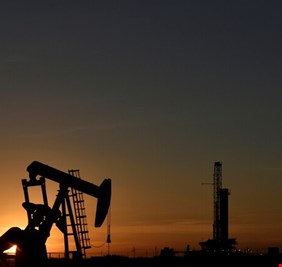 النفط يقفز إلى أعلى مستوياته في عدة سنوات والسعودية ترفع أسعار بيع نفطها الرسمية لآسيا