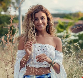 دينا الشربيني عن عودتها لعمرو دياب.. تعليق غاضب وانسحاب