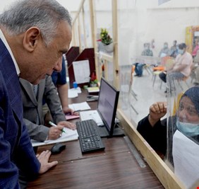 بالفيديو .. الكاظمي يقبل يد أمرأة عراقية، ويسدد ما في ذمتها من ديون