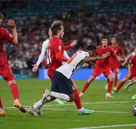 ضربة جزاء مشكوك فيها.. منتخب إنكلترا يتأهل لنهائي امم أوربا على حساب منتخب الدنمارك