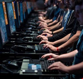 مركز الإعلام الرقمي : جيوش إلكترونية أنشأت وكالات إخبارية وهمية على 