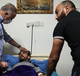 بالصور ..  الكاظمي يزور الناشط علي المكدام في إحدى مستشفيات بغداد