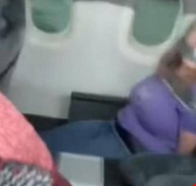 طاقم طائرة يكبل راكبة 