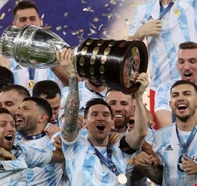ميسي يهدي لقب كوبا أمريكا لعائلته ومارادونا وبلاده