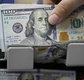 الدولار يحقق افضل المكاسب الأسبوعية في نحو شهر