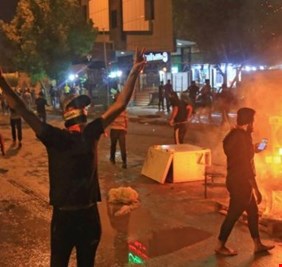 بالفيديو .. (التشرينيون) يتظاهرون في موقع الانفجار بسوق الوحيلات