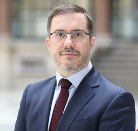 أبو علي السفير البريطاني الجديد في بغداد مسلم يجيد اللغة العربيةوله ولد إسمه علي !