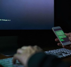 كيف يعمل برنامج التجسس الاسرائيلي الذي اخترق هواتف شخصيات عراقية!