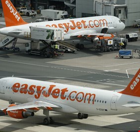 زلة لسان من عاملة برج المراقبة كادت تسبب اصطدام طائرتين