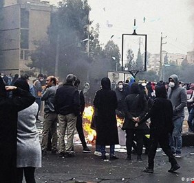 رويترز : استمرار الإحتجاجات في إيران، وهتافات في طهران ضد الخامنئي شخصياً لأول مرة !