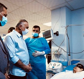 الكاظمي متفقداً جرحى تفجير مدينة الصدر : 