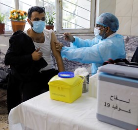 وزارة الصحة تقدم اللقاح للمواطنين على طبق من ذهب.. وأحد موظفيها يردد 