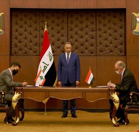 بالصور .. الكاظمي يرعى مراسم توقيع اتفاق مع لبنان لبيع مليون طن من زيت الوقود الثقيل