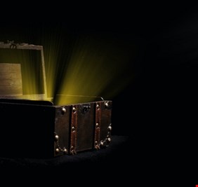 صائد كنوز يغوص في موقع 