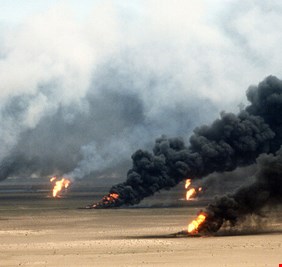 بعد 30 عام.. العراق يعوض نفط الكويت الذي أحرقه حسين كامل بـ 600 مليون دولار !