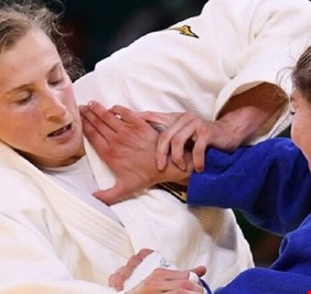 مدرب ألماني يمارس أمورا غريبة مع لاعبته قبل بدء نزالات الجودو