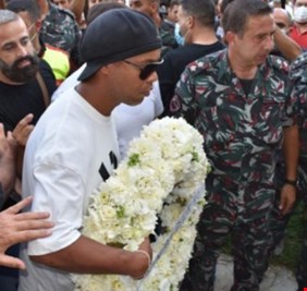 الساحر رونالدينيو يضع إكليلا من الزهور على النصب التذكاري لفوج إطفاء مرفأ بيروت