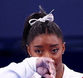 أسطورة الجمباز الأمريكية بايلز تضحي بالميداليات 