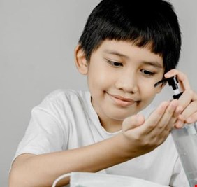 معقمات الأيدي تهدد الأطفال.. ماذا يحدث؟