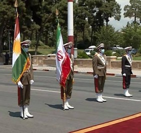 بالصور.. تحت علمي ايران وكردستان فقط.. طهران تستقبل رئيس الاقليم للمشاركة في مراسم تنصيب الرئيس الإيراني !