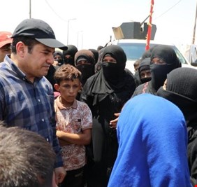 بالفيديو.. مستشار الامن القومي  ينفذ توجيهات الكاظمي بتفكيك الغام فتاكة في مخيمات النزوح العراقي