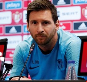 ميسي يعقد مؤتمرا صحفيا في ملعب 