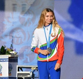 بعد رفضها العودة لبلادها.. عداءة تعرض ميداليتها الفضية للبيع