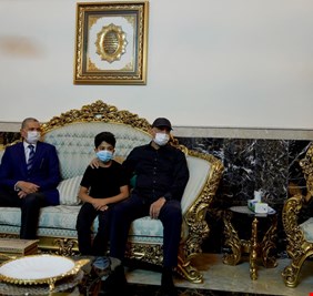 بالصور .. الكاظمي يمضي بنفسه الى كربلاء ويزور منزل عائلة الشهيد مدير بلدية كربلاء