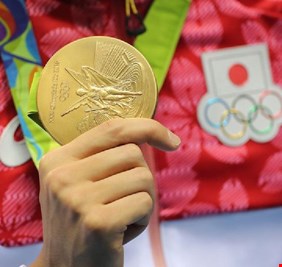 ما السبب؟.. بطلة يابانية تطلب تغيير ميدالية أولمبياد طوكيو