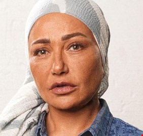 ليلى علوي تخطف الأنظار بعد ظهورها بالحجاب بسبب 