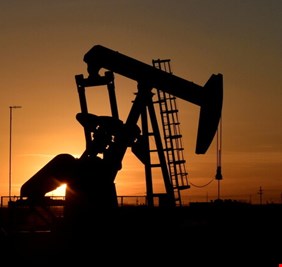 النفط يرتفع من أدنى مستوياته في ثلاثة أشهر