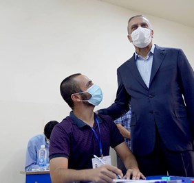 الكاظمي يزور الطلبة في قاعاتهم الامتحانية ويخاطبهم قائلاً: اعمل لأصنع مستقبلاُ افضل لكم وللأجيال القادمة