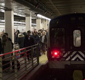 تفادي مأساة قبيل وصول قطار الأنفاق إلى المحطة في نيويورك!