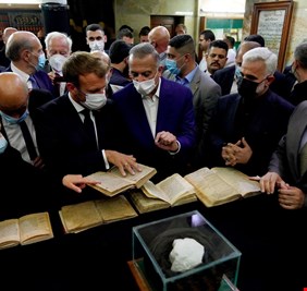 لأول مرة في تاريخ العراق، الكاظمي يصطحب رئيس فرنسا لزيارة الكاظمية !