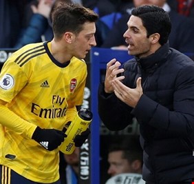 أوزيل يعلق بشكل طريف على سقوط أرسنال بخماسية أمام 