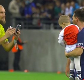 العظام لا يتكررون .. لاعبو الفريق المنافس لباريس جيرمان في مباراة أمس يصطفون لإلتقاط الصور مع ميسي !