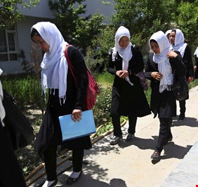 طالبان تفتح أبواب الجامعات أمام النساء شرط عدم الاختلاط، والاساتذة والمثقفون يرفضون (الشرط) !
